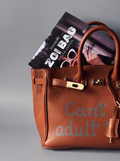 Hnědá designová kabelka Zoi Bag z pravé italské kůže s nápisem "Can't adult today" detail