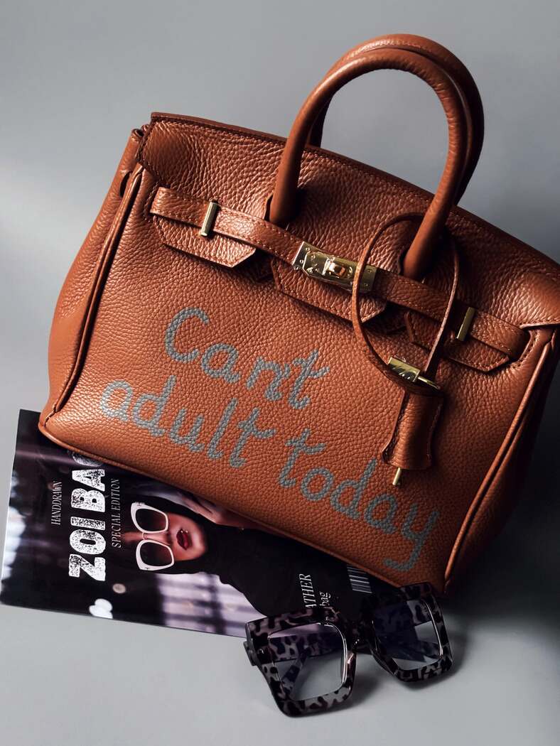 Hnědá kožená kabelka Zoi Bag s originálním nápisem "Can't adult today"
