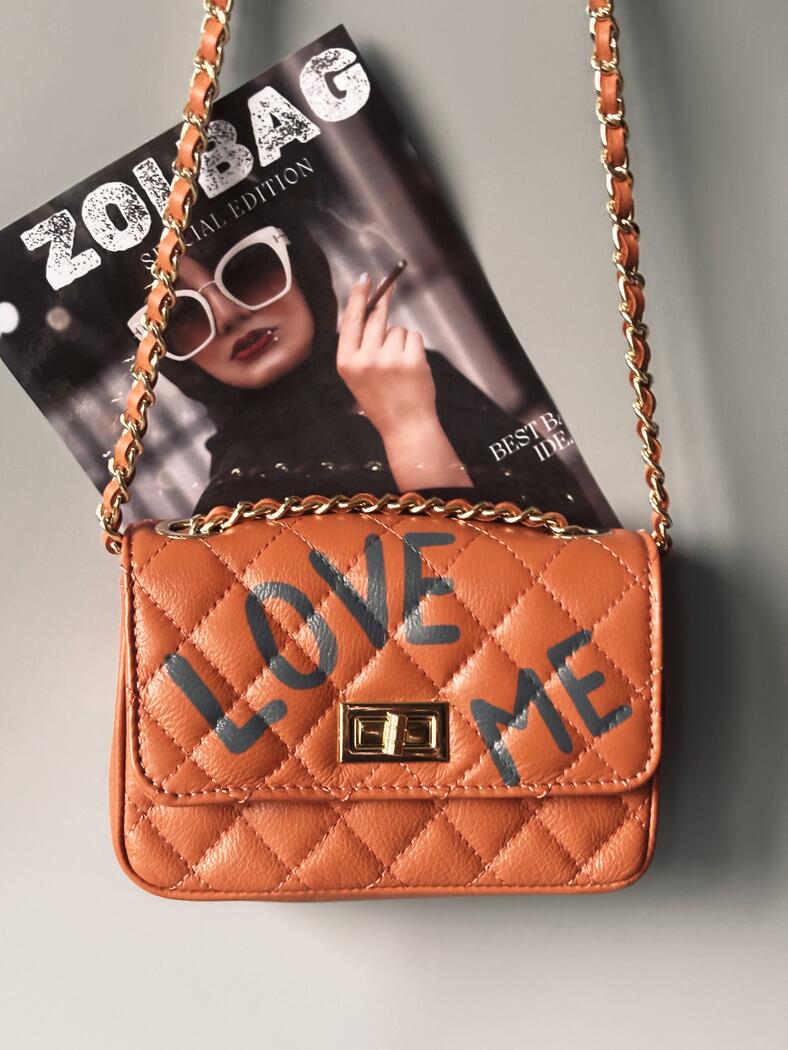 Hnědá kožená kabelka Zoi Bag s ručně psaným šedým nápisem "Love Me"