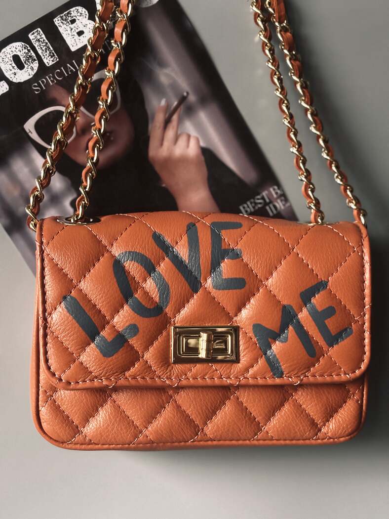 Hnědá kožená kabelka Zoi Bag s ručně psaným šedým nápisem "Love Me"