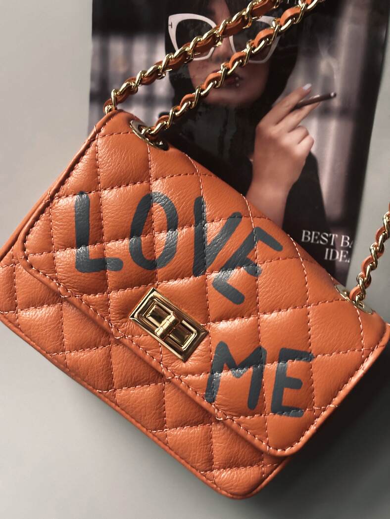 Hnědá kožená kabelka Zoi Bag s ručně psaným šedým nápisem "Love Me"