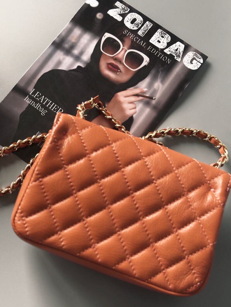 Hnědá kožená kabelka Zoi Bag s ručně psaným šedým nápisem "Love Me" zezadu