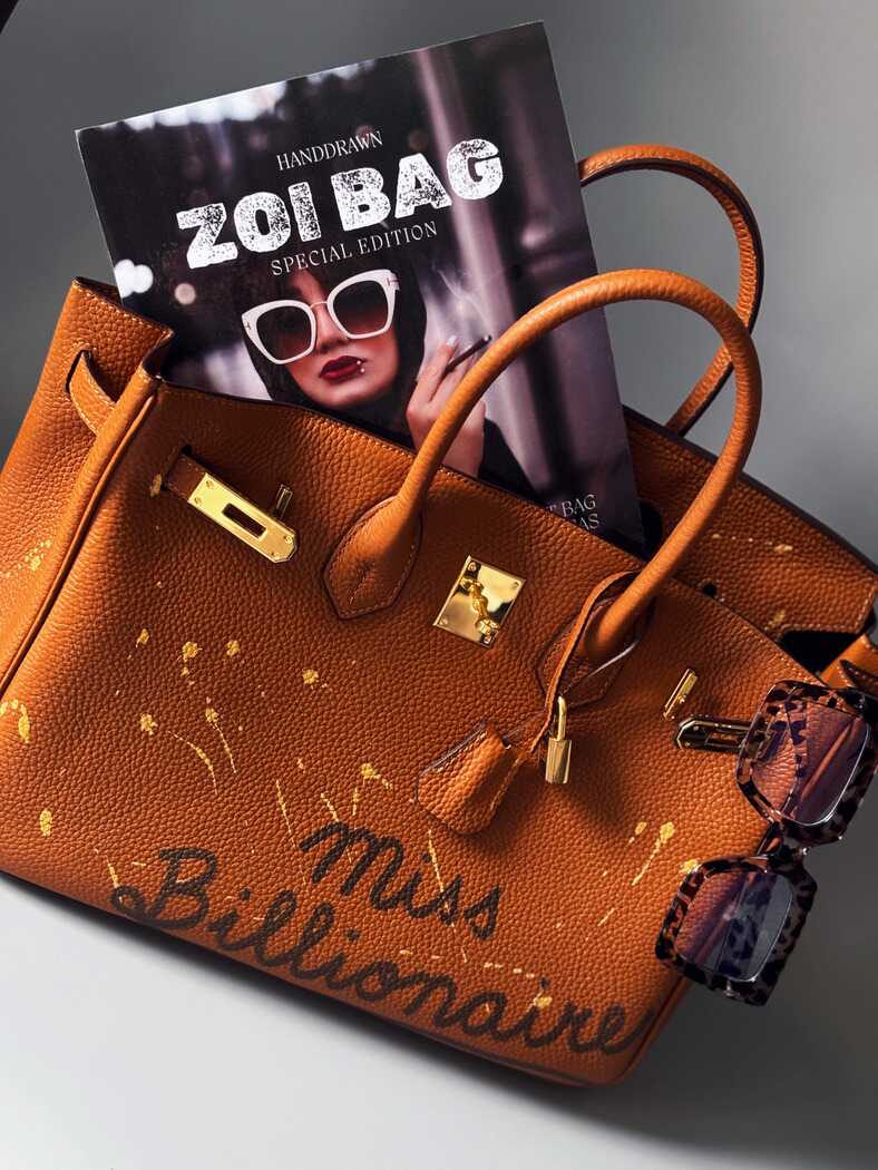 Designová hnědá kabelka Zoi Bag z kůže s nápisem "Miss Billionaire"