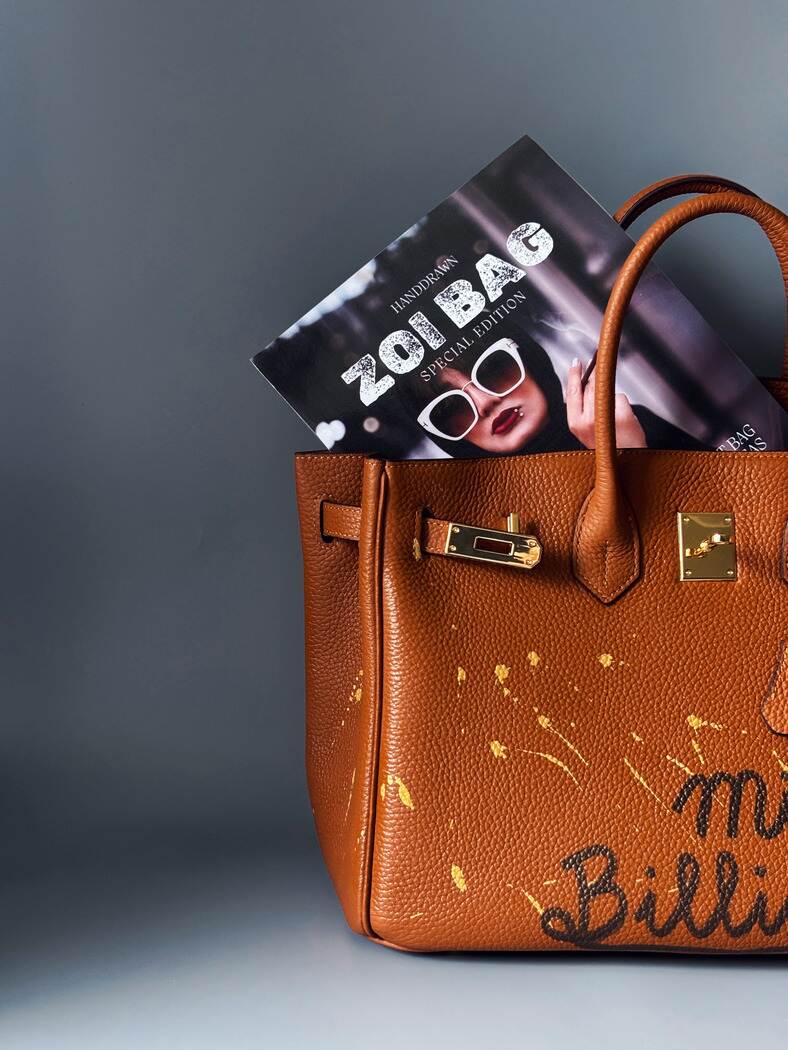 Art kožená hnědá kabelka Zoi Bag s nápisem "Miss Billionaire" detail