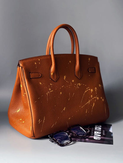 Hnědá art kabelka Zoi Bag z kůže s nápisem "Miss Billionaire" zezadu