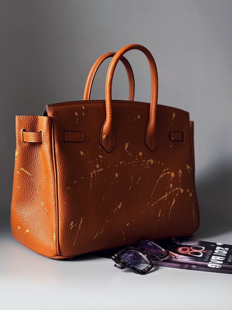 Kožená art hnědá kabelka Zoi Bag s nápisem "Miss Billionaire" zezadu