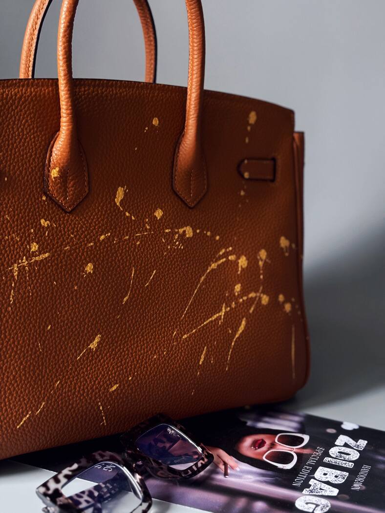 Velká kožená hnědá kabelka Zoi Bag s nápisem "Miss Billionaire" zezadu