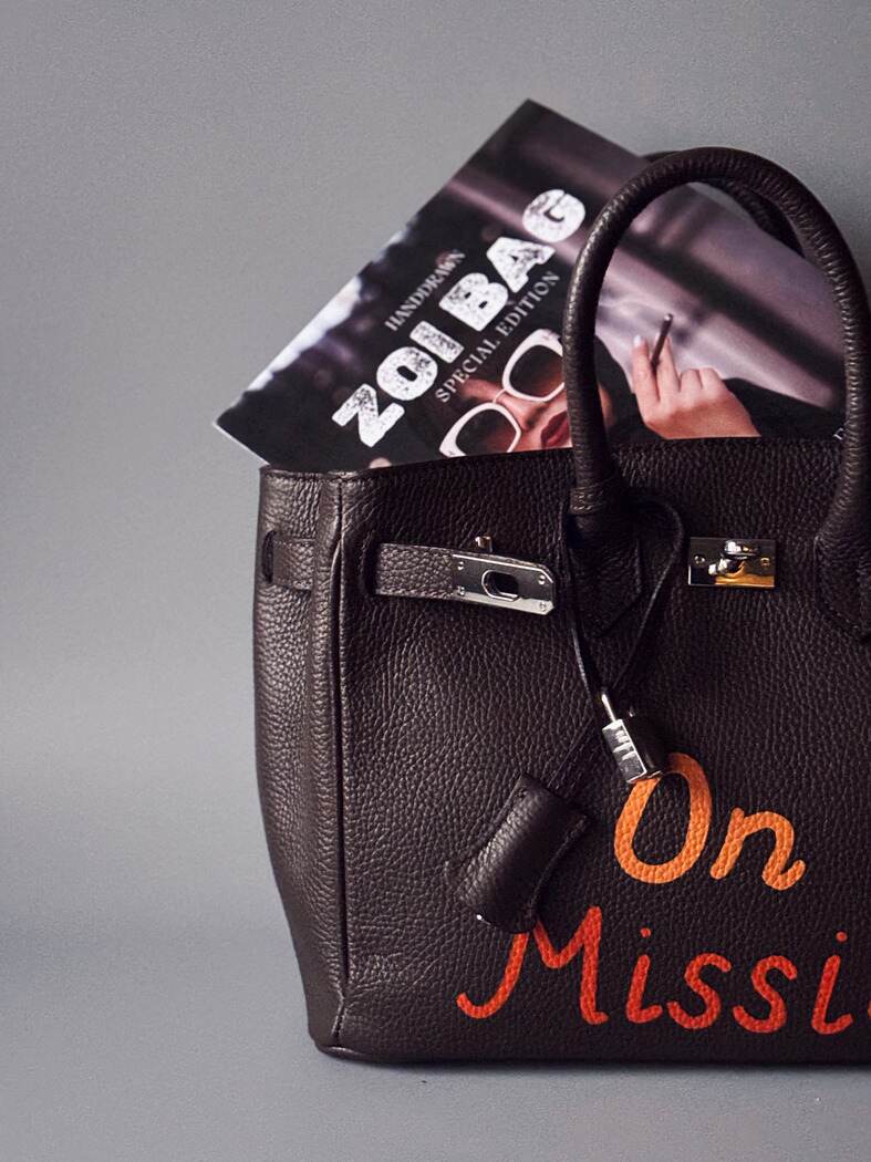 Designová hnědá kabelka Zoi Bag vyrobena z pravé italské kůže s nápisem "On a Mission" detail
