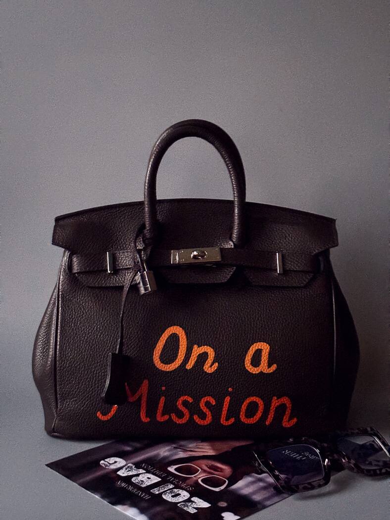 Originální tmavě hnědá kožená kabelka Zoi Bag s nápisem "On a Mission"