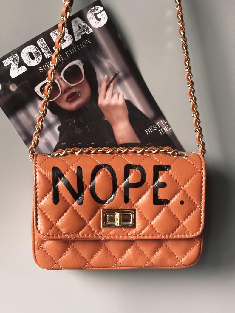 Hnědá kožená crossbody kabelka Zoi Bag s ručně psaným černým nápisem "Nope"