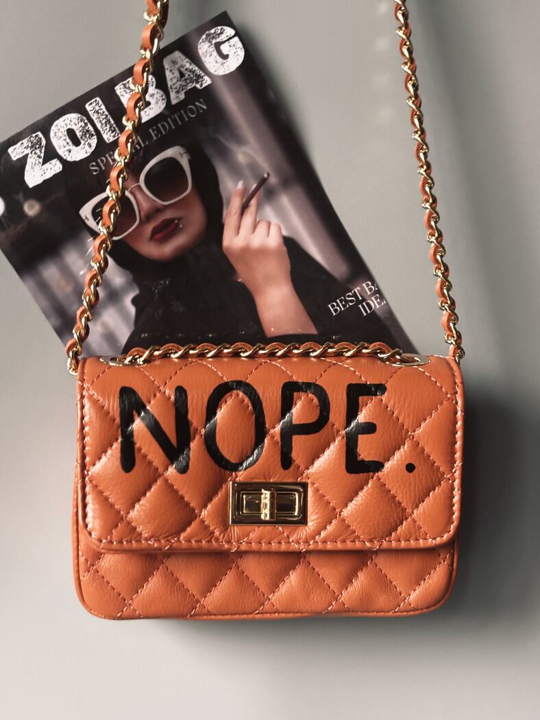 Hnědá kožená crossbody kabelka Zoi Bag s ručně psaným černým nápisem "Nope"