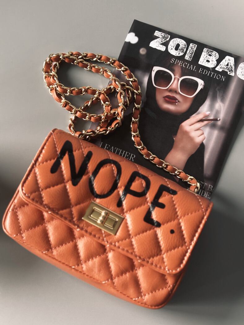 Hnědá kožená crossbody kabelka Zoi Bag s ručně psaným černým nápisem "Nope"