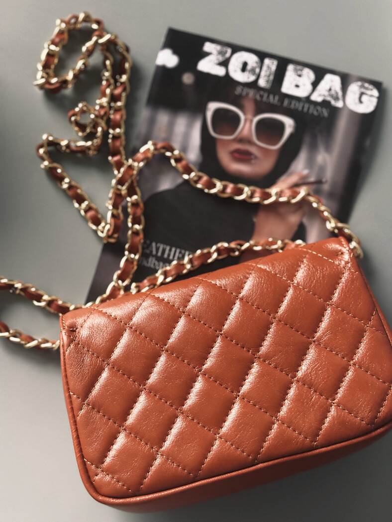 Hnědá kožená crossbody kabelka Zoi Bag s ručně psaným černým nápisem "Nope" zezadu