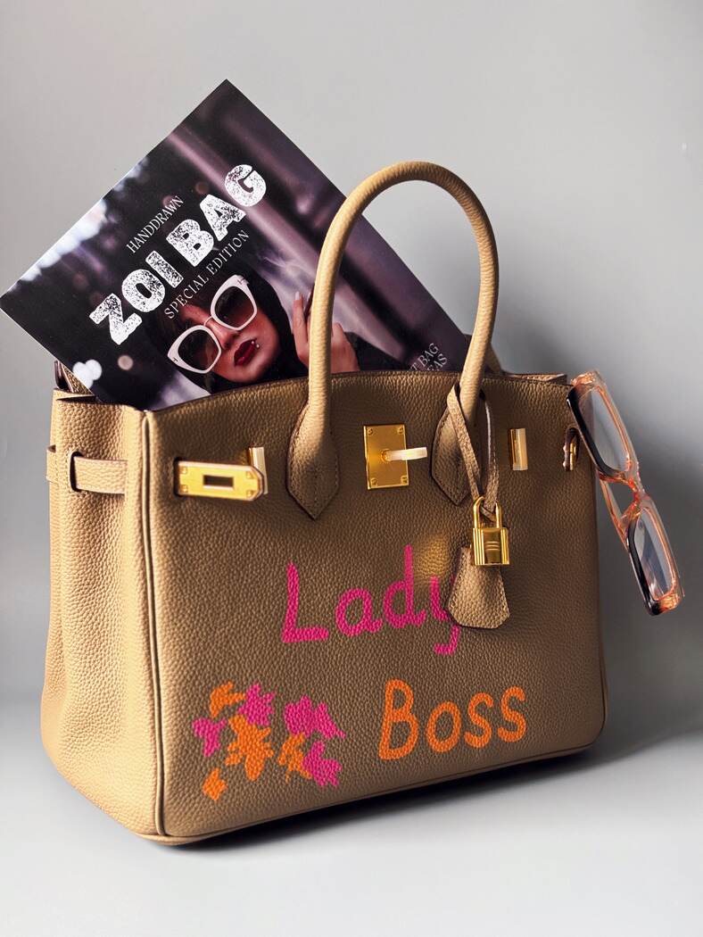Jedinečná originální kožená béžová kabelka Zoi Bag s nápisem "Lady Boss" z boku