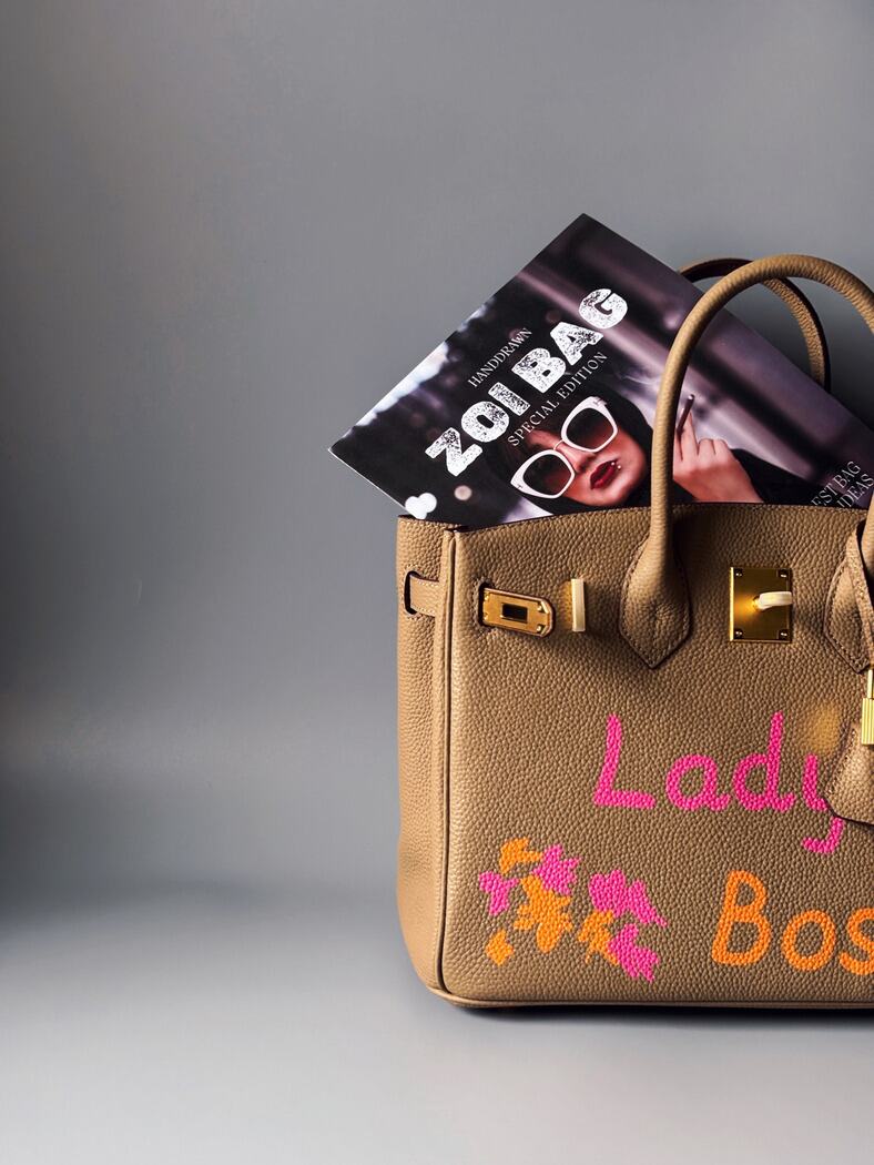 Stylová kožená béžová kabelka Zoi Bag s nápisem "Lady Boss" detail