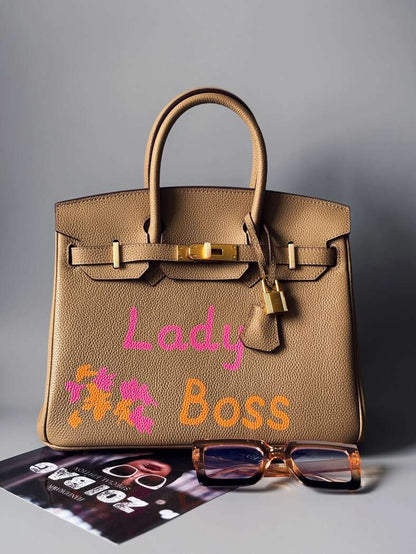 Shopper kožená kabelka Zoi Bag v béžové barvě s nápisem "Lady Boss"