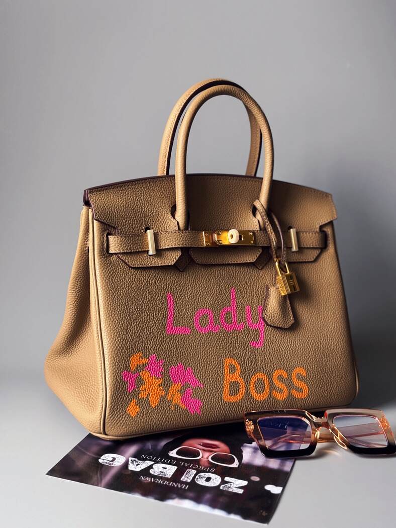 Art kožená béžová kabelka Zoi Bag s nápisem "Lady Boss" z boku