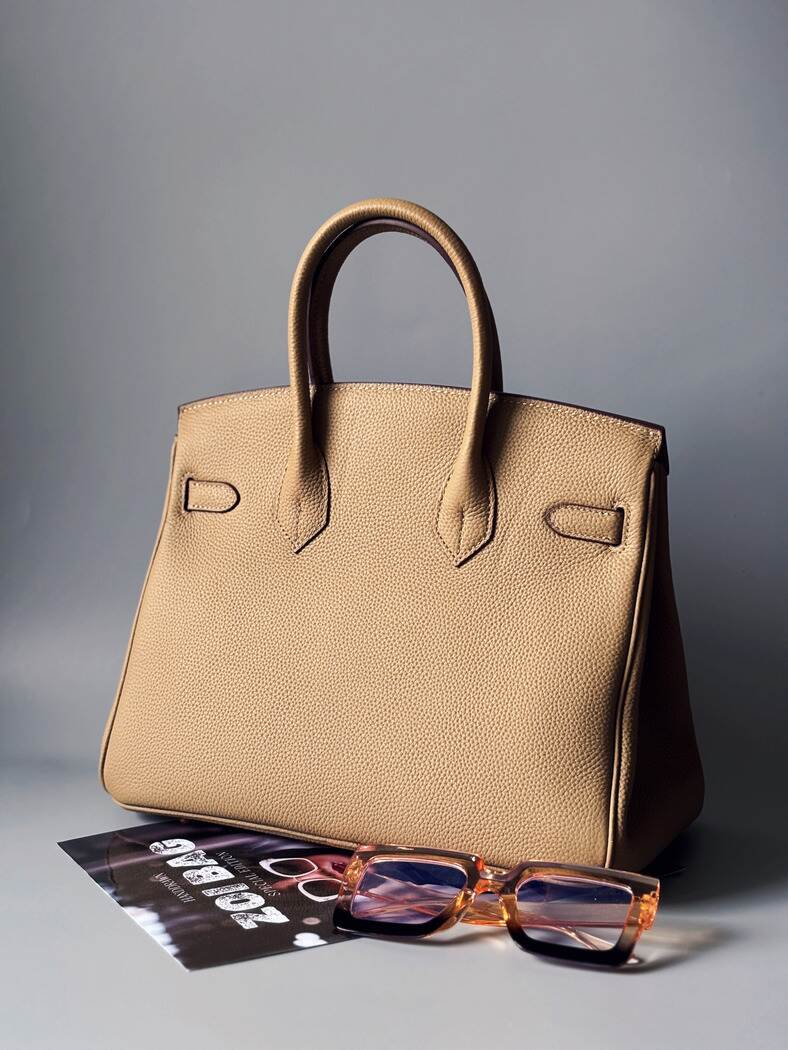 Kožená béžová kabelka Zoi Bag s nápisem "Lady Boss" zezadu