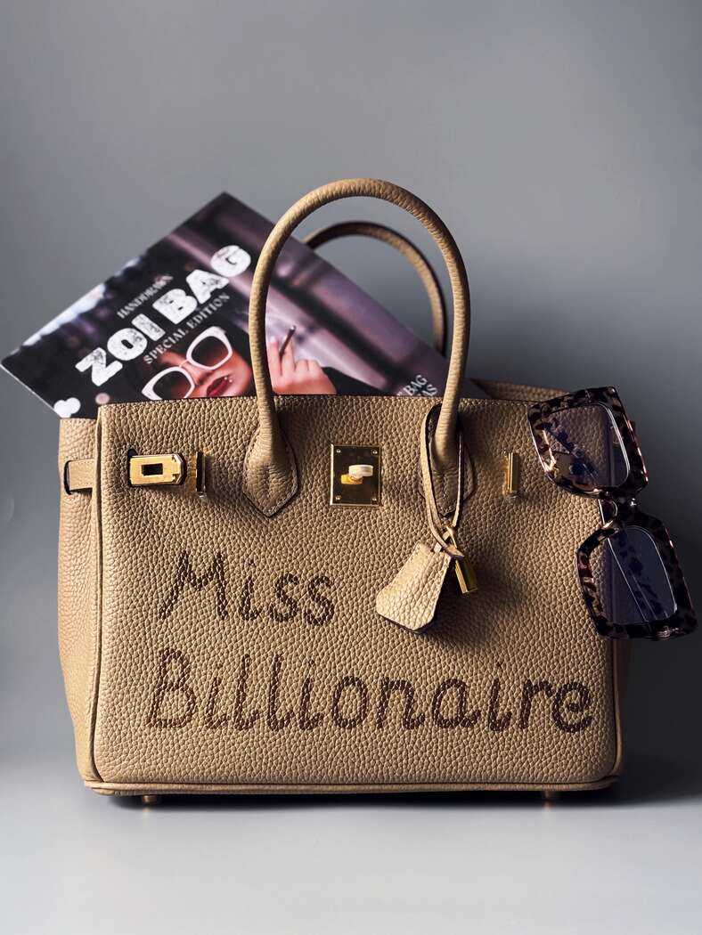 Originální béžová kabelka Zoi Bag vyrobena z pravé kůže s nápisem "Miss Billionaire"