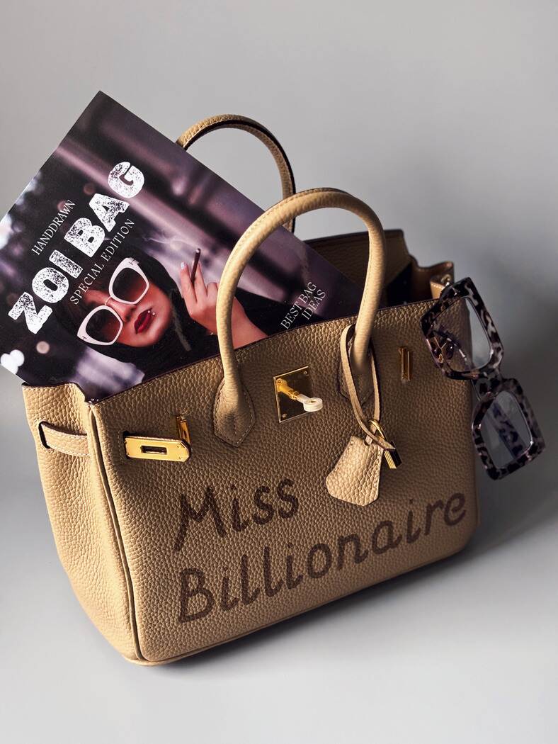 Designová béžová kabelka Zoi Bag z pravé kůže s nápisem "Miss Billionaire"