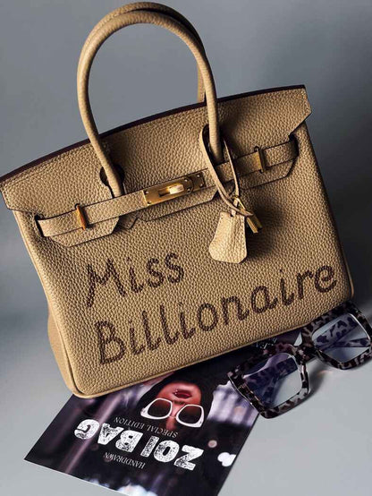 Béžová kabelka Zoi Bag z pravé kůže s nápisem "Miss Billionaire"