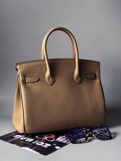 Kožená béžová kabelka Zoi Bag s nápisem "Miss Billionaire" zezadu