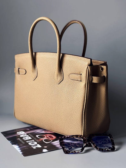 Kožená béžová kabelka Zoi Bag s nápisem "Miss Billionaire" zezadu