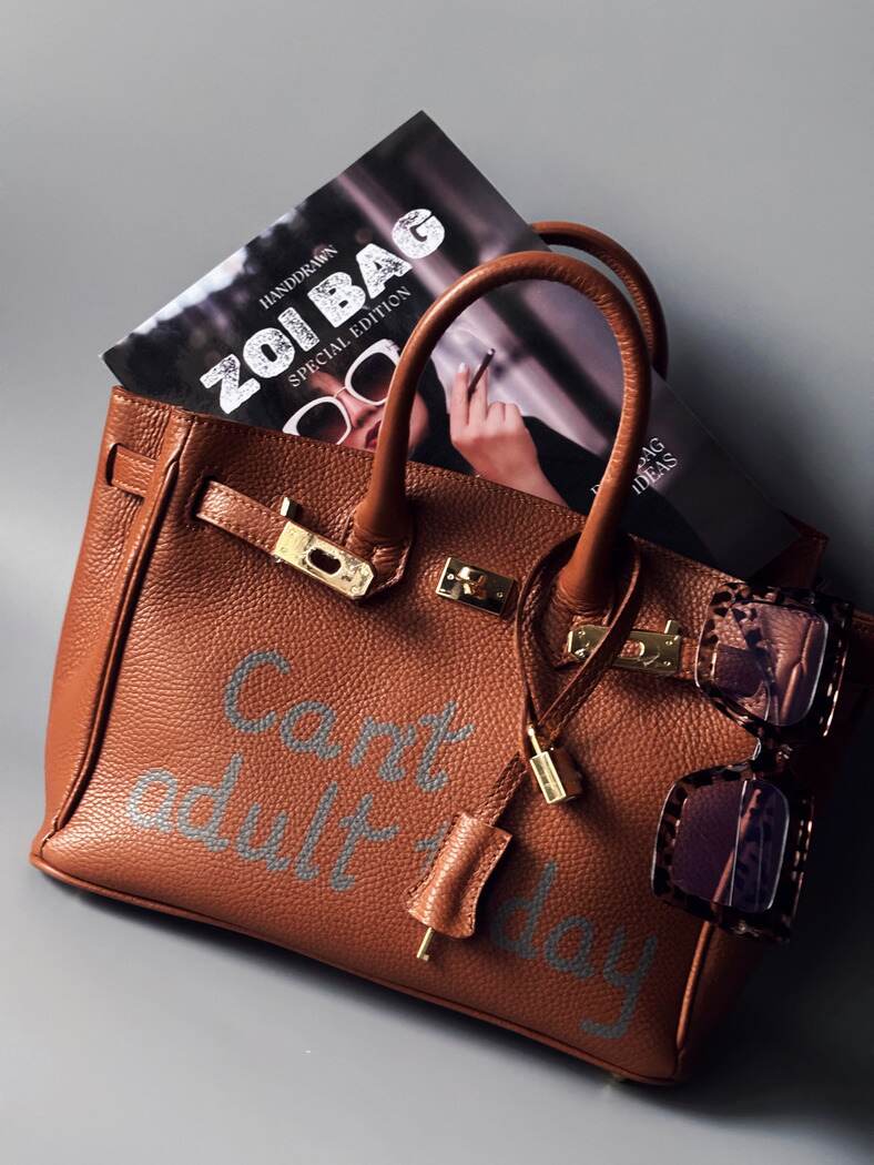Unikátní art kožená kabelka Zoi Bag v hnědém provedení s nápisem "Can't adult today"