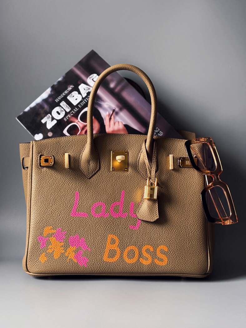 Béžová kabelka Zoi Bag vyrobená s pravé kůže s nápisem "Lady Boss"
