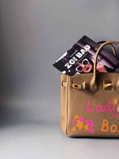 Kožená béžová kabelka Zoi Bag ve stylu shopper s nápisem "Lady Boss" detail