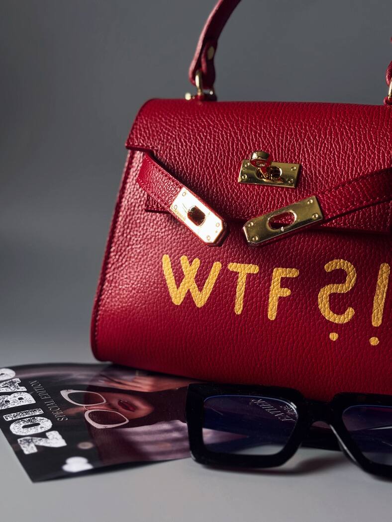 Červená kožená kabelka Zoi Bag se zlatým nápisem "WTF" detail