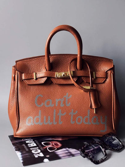 Hnědá art kabelka Zoi Bag z pravé kůže s nápisem "Can't adult today"