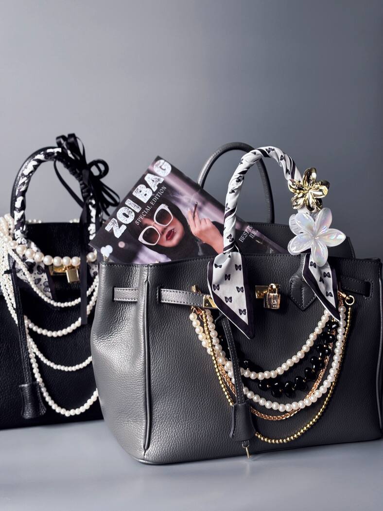 Kožená kabelka Zoi Bag vyrobená z kvalitní italské kůže, se zámkem a klíčkem. Pro personalizaci na zakázku.