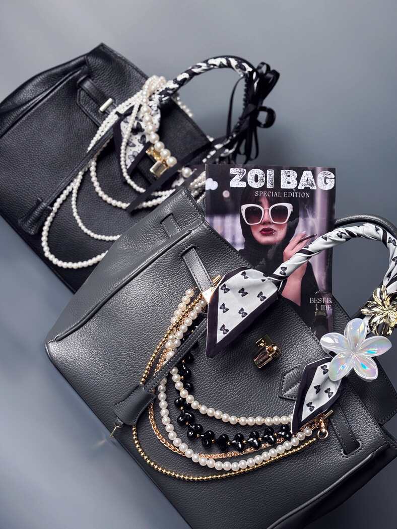 Kožená kabelka Zoi Bag vyrobená z kvalitní italské kůže, se zámkem a klíčkem. Pro personalizaci na zakázku.