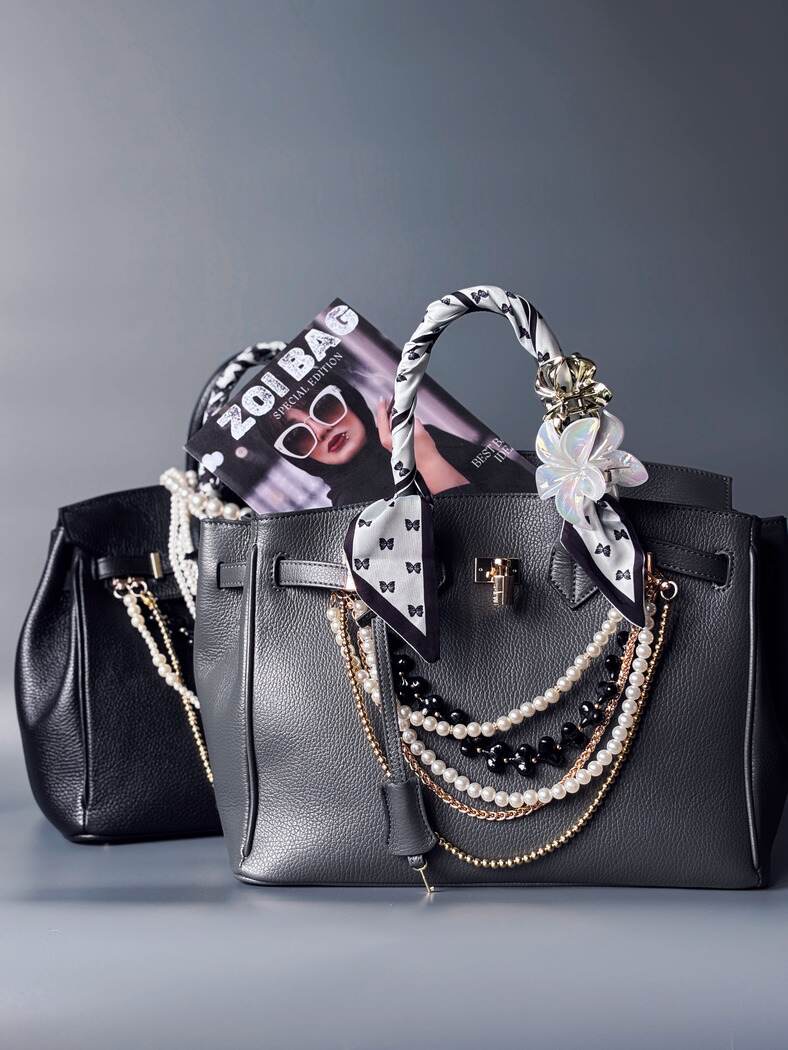 Kožená kabelka Zoi Bag vyrobená z kvalitní italské kůže, se zámkem a klíčkem. Pro personalizaci na zakázku.