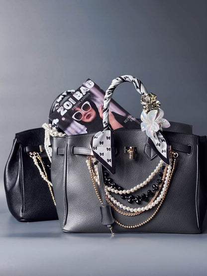 Kožená kabelka Zoi Bag vyrobená z kvalitní italské kůže, se zámkem a klíčkem. Pro personalizaci na zakázku.