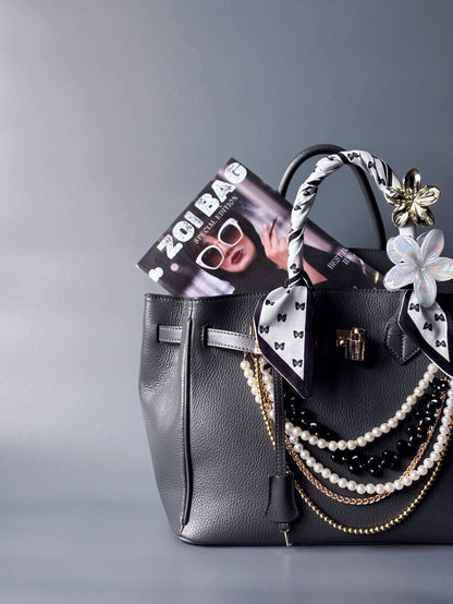 Kožená kabelka Zoi Bag vyrobená z kvalitní italské kůže, se zámkem a klíčkem. Pro personalizaci na zakázku.