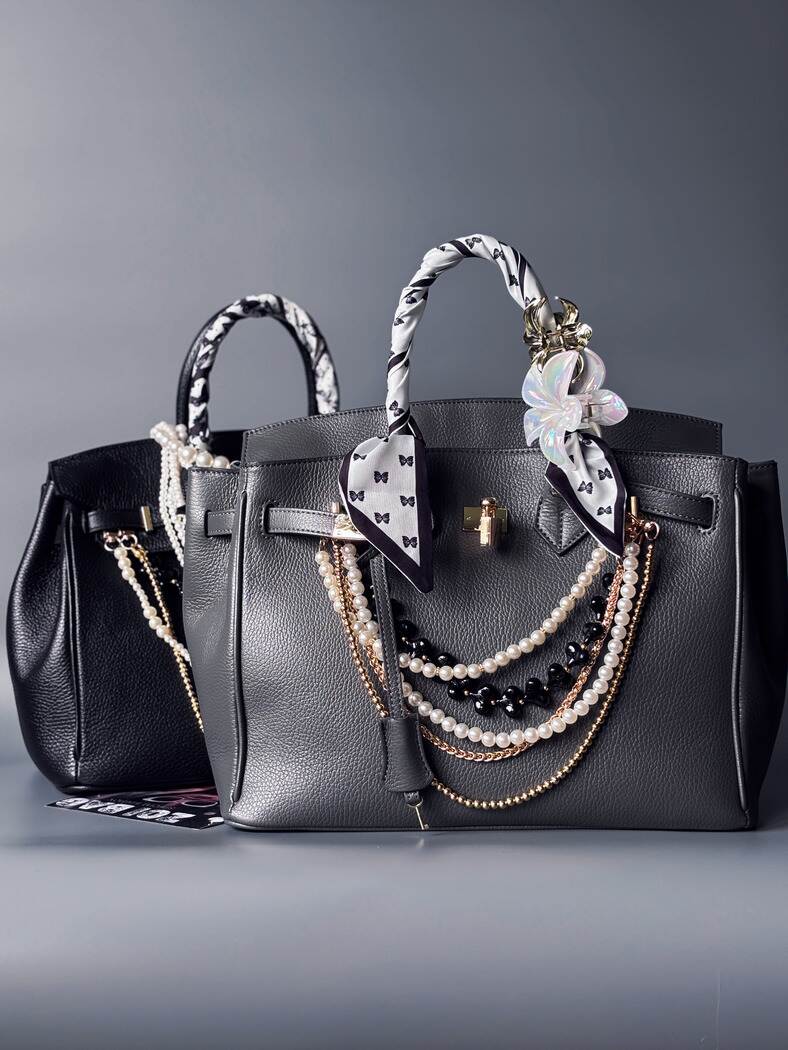 Kožená kabelka Zoi Bag vyrobená z kvalitní italské kůže, se zámkem a klíčkem. Pro personalizaci na zakázku.