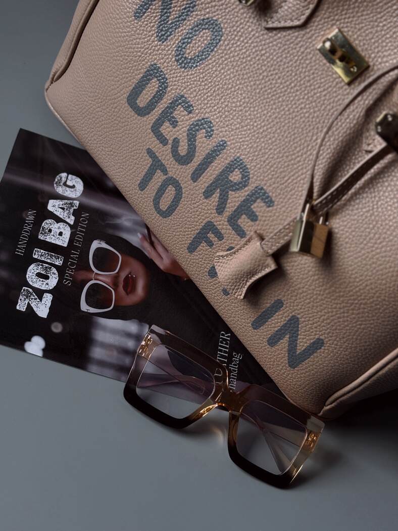 Stylová béžovo-růžová kožená kabelka Zoi Bag s nápisem "No desire to fit in"