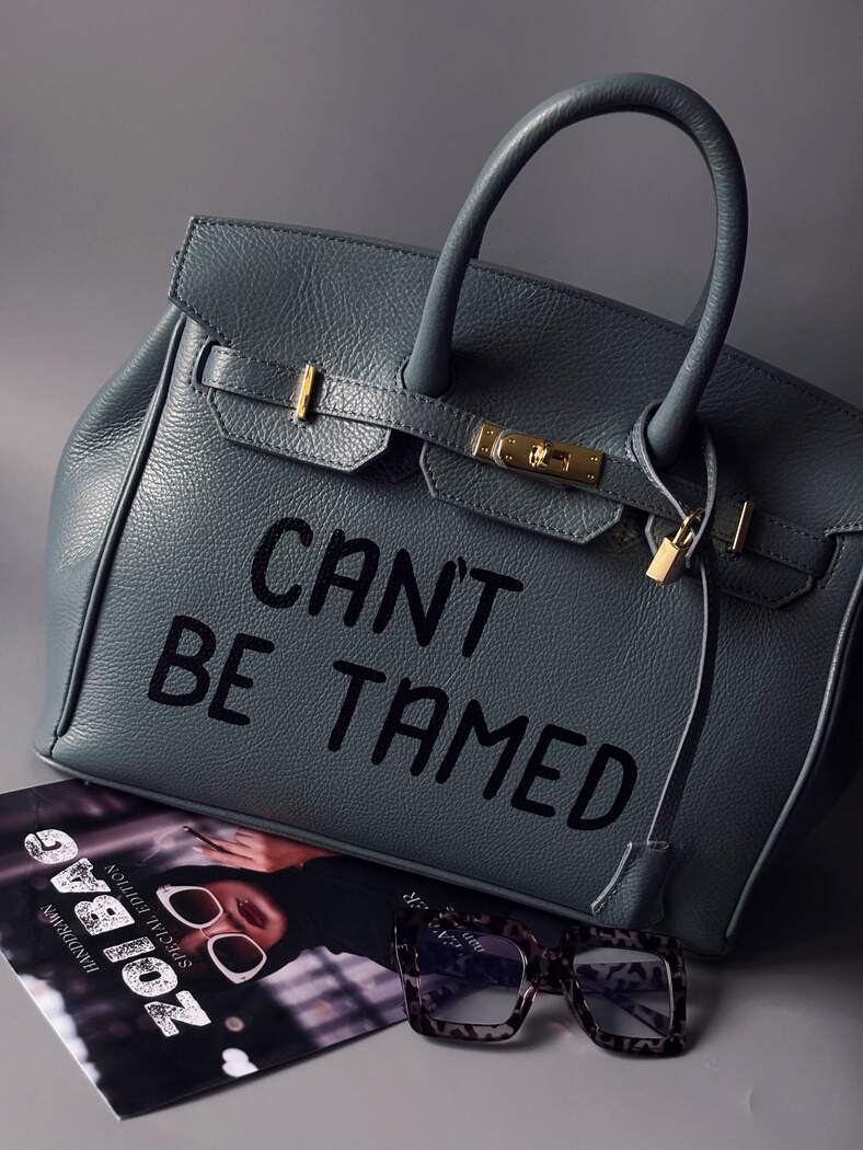 Kožená velká šedomodrá kabelka Zoi Bag s ručně psaným nápisem "Can't be tamed" - shopper