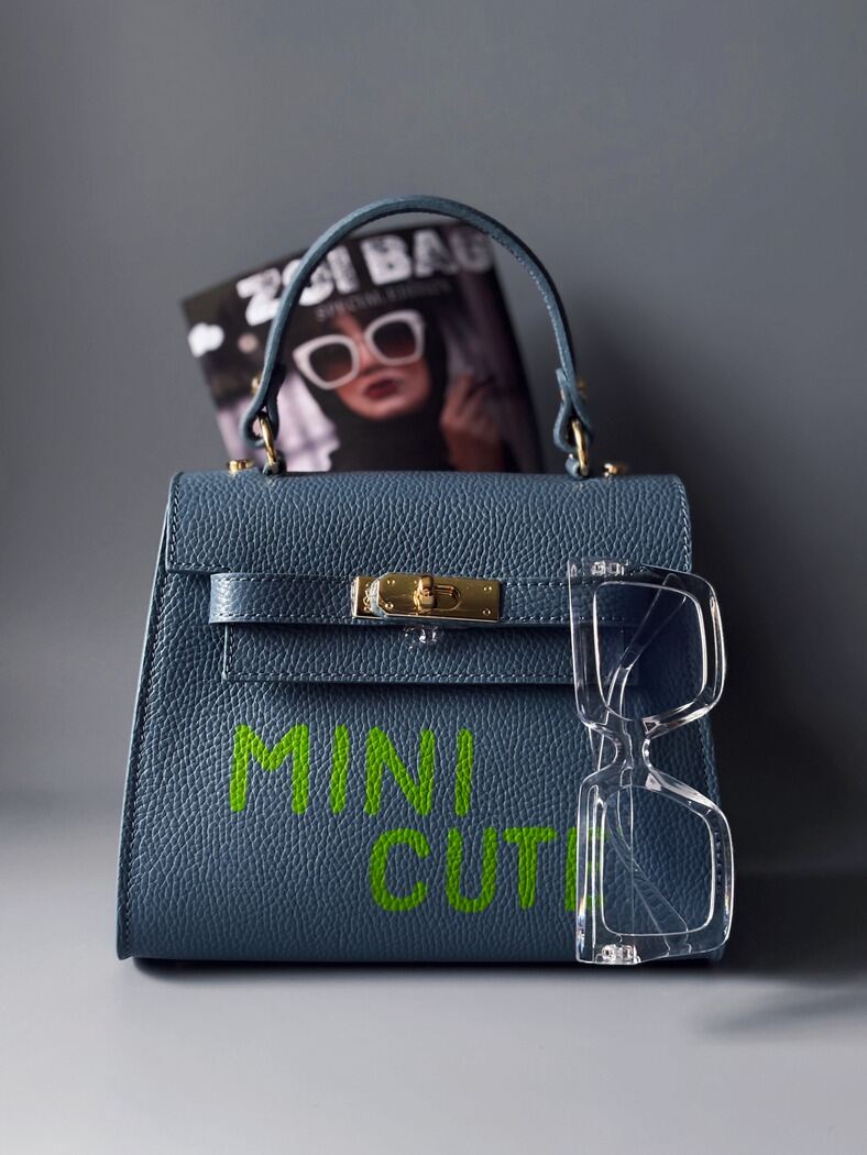 Modrá kabelka Zoi Bag z pravé italské kůže s originálním nápisem "Mini Cute"