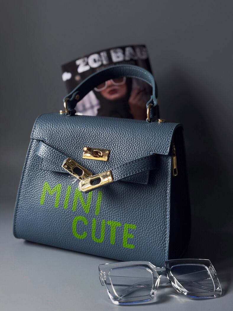 Originální modrá kabelka Zoi Bag z pravé italské kůže s nápisem "Mini Cute"