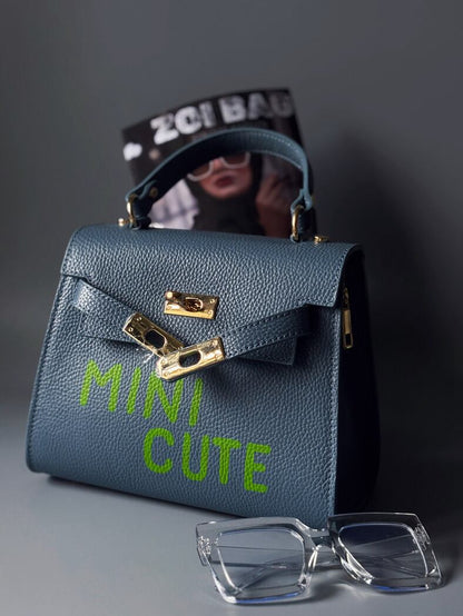 Originální modrá kabelka Zoi Bag z pravé italské kůže s nápisem "Mini Cute"