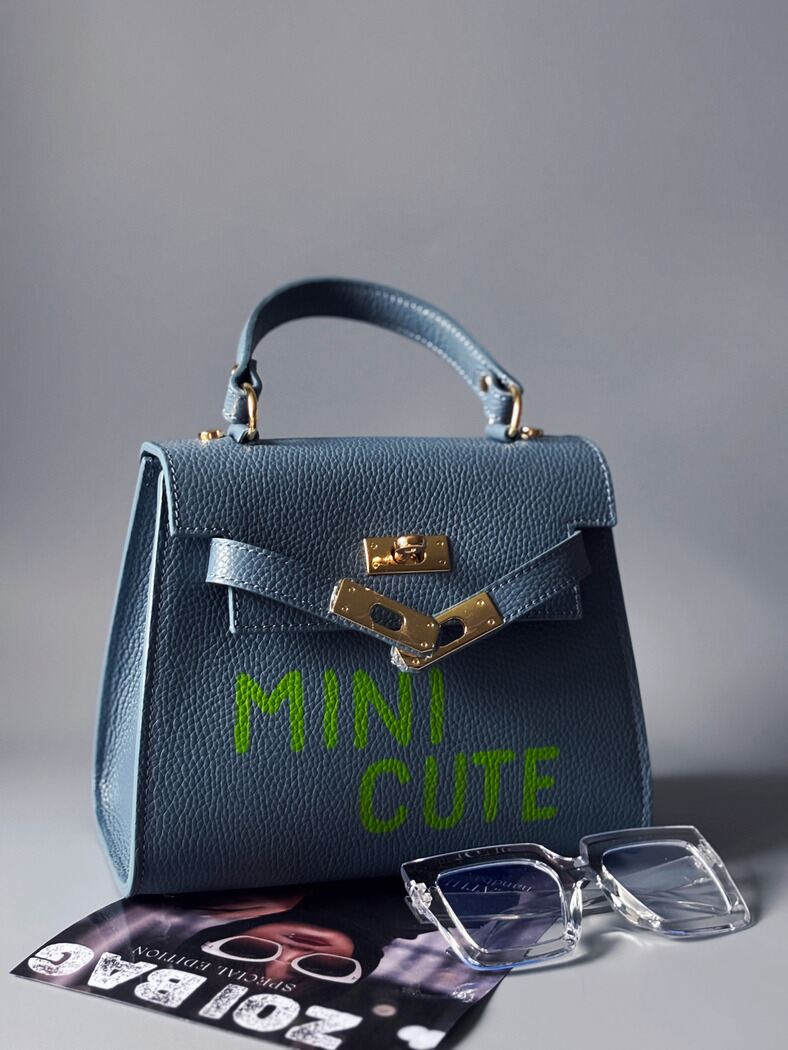 Modrá designová kabelka Zoi Bag z pravé kůže s nápisem "Mini Cute"