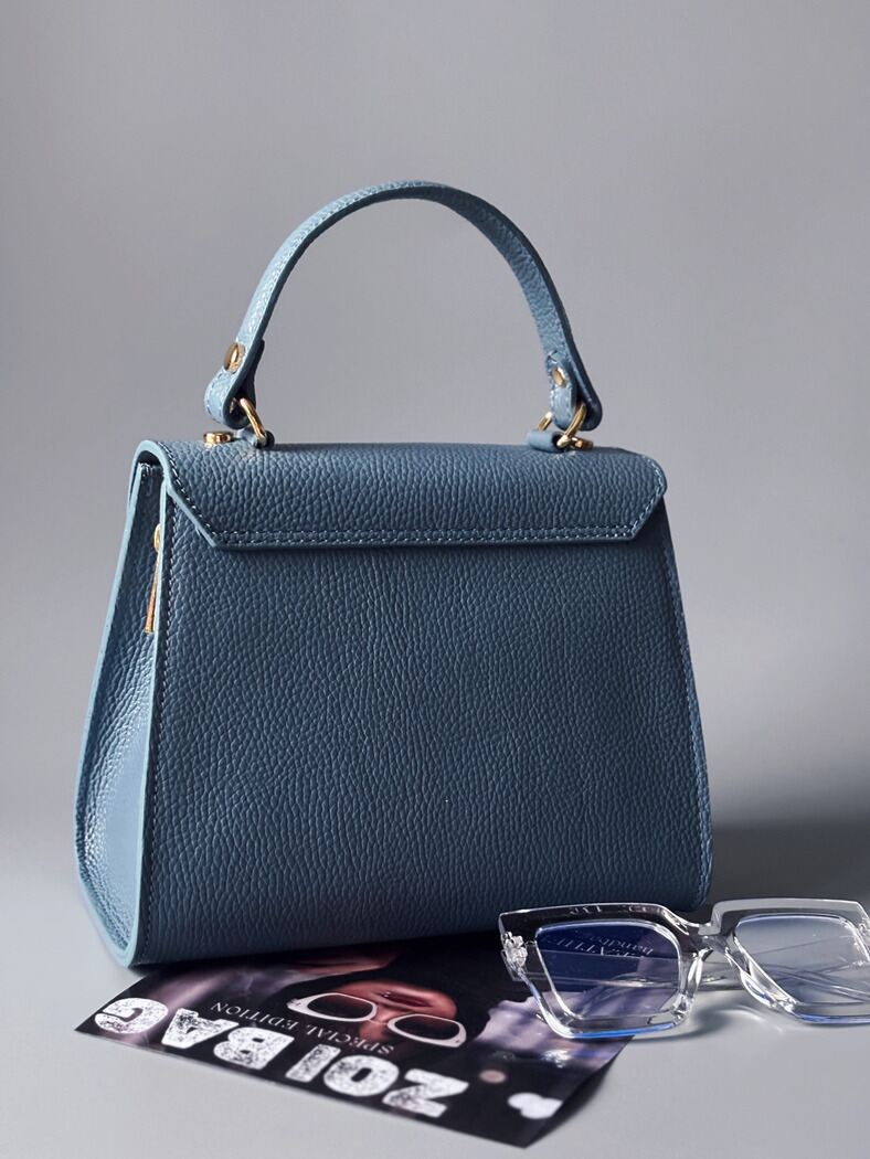 Modrá designová kožená kabelka Zoi Bag s nápisem "Mini Cute" zezadu