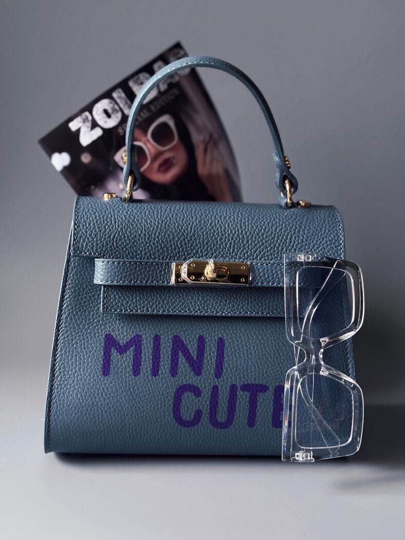Modrá kožená kabelka s fialovým nápisem "Mini cute" dostupná v e-shopu Zoi Bag