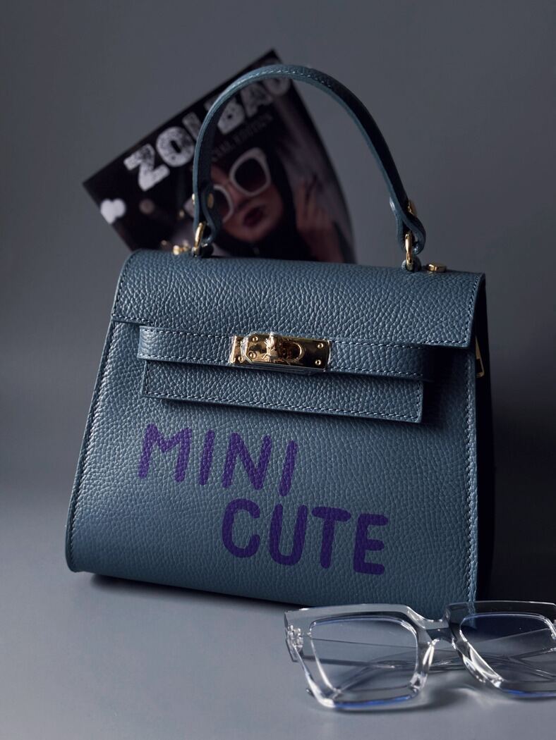 Modrá art kožená kabelka Zoi Bag s fialovým nápisem "Mini cute"