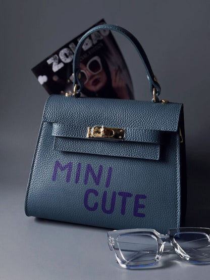 Modrá art kožená kabelka Zoi Bag s fialovým nápisem "Mini cute"