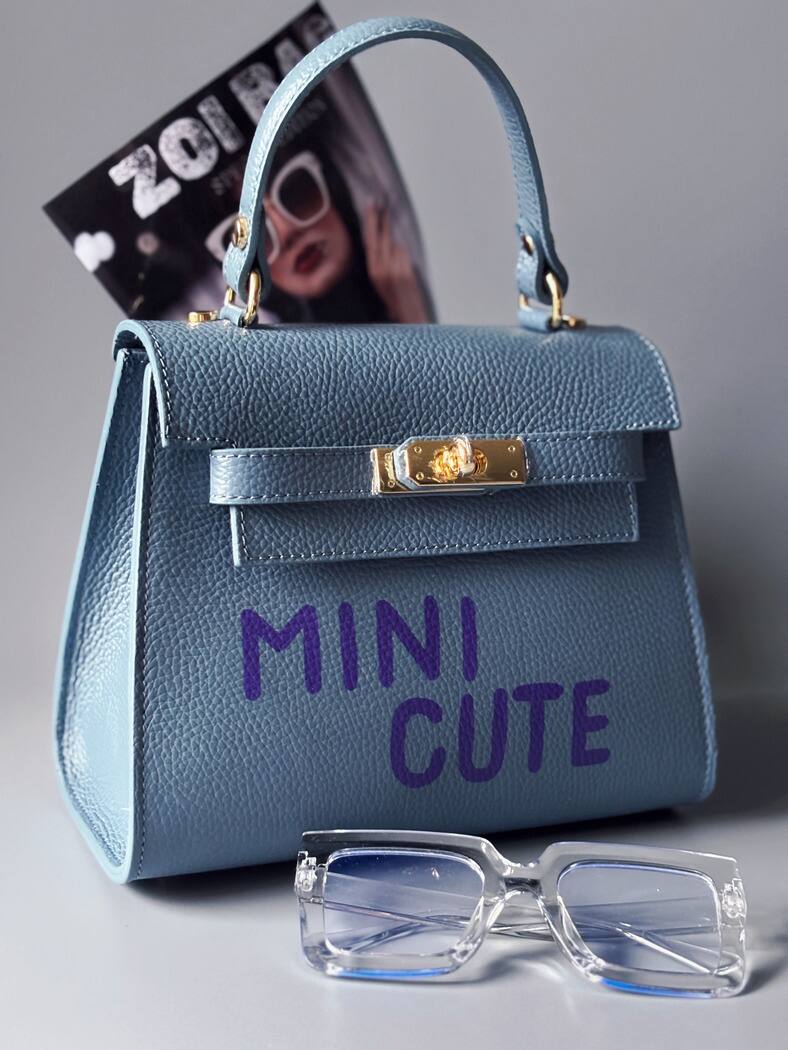 Modrá designová kožená kabelka Zoi Bag s fialovým nápisem "Mini cute"