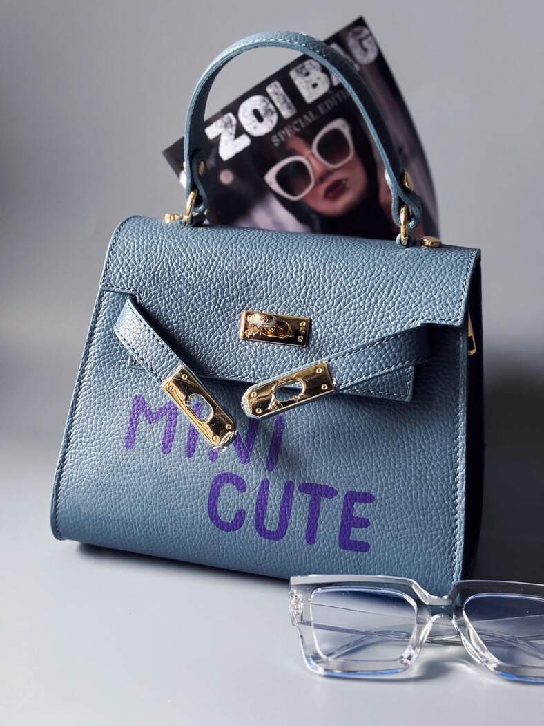 Modrá kožená kabelka Zoi Bag s fialovým nápisem "Mini cute"